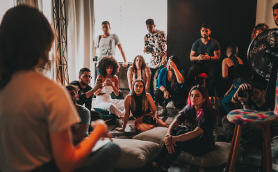 社交扣打容易用完的你，覺得交際應酬好痛苦、該怎麼辦？來看看社交恐懼的成因吧！