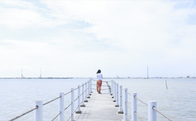 別再為了寂寞談戀愛！學會獨處愛自己，停止找尋「感情浮木」