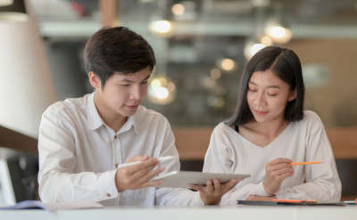 這 5 招愛情技巧，讓為職場奔忙的伴侶找回初戀感... ...