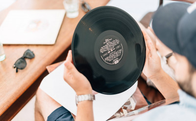 真正的骨灰級：公嬤屍體壓唱片，每聽都能音容宛在！