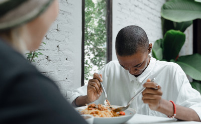 看到別人出糗，自己也尷尬癌發作？聊聊難搞的「共情尷尬」