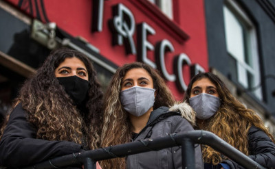 「你剛攻擊我的餐廳？」三姊妹發狠搏鬥制服帶刀歹徒！