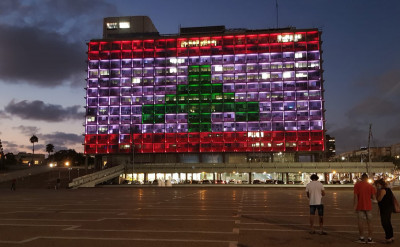 放下敵對關係！黎巴嫩國旗照亮以色列... ...