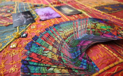 從顏色、物件到動植物：解讀占卜牌義的細節你絕不能錯過！塔羅牌圖案的符號意義與象徵含意的總整理