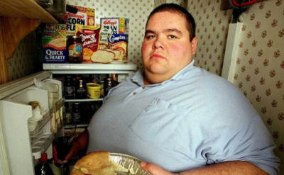 每日灌12公升汽水、爆吃兩萬九大卡：「英國最胖男」猝然去世！