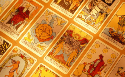 《塔羅牌入門的19堂課》，第一課：塔羅牌介紹。由全球塔羅占卜者公認的權威級塔羅師 Joan Bunning 所撰寫