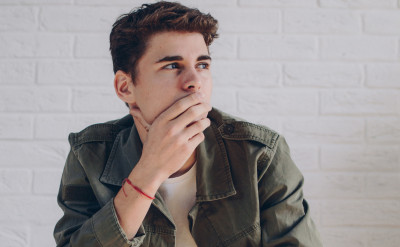 心理測驗：想事情時的幾個小動作，竟能透露出你的隱藏性格！