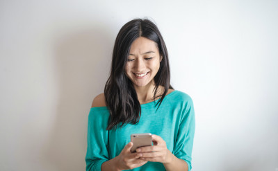 滑手機的習慣測出隱藏性格：雙手玩手機超自戀？