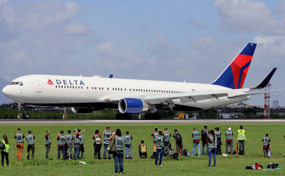 比黑豹還猛：肯亞超狂少年「緊貼機壁外側」飛越國境毫髮無損！