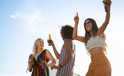 根本見色忘友？這些星座對異性大方，卻對同性超摳！