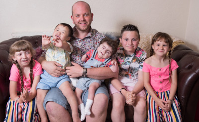 超有愛的單身男同，不畏險阻領養 5 位身障童！