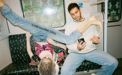 男性開腿超噁！女大生發明「防暴褲」抵制男性霸權